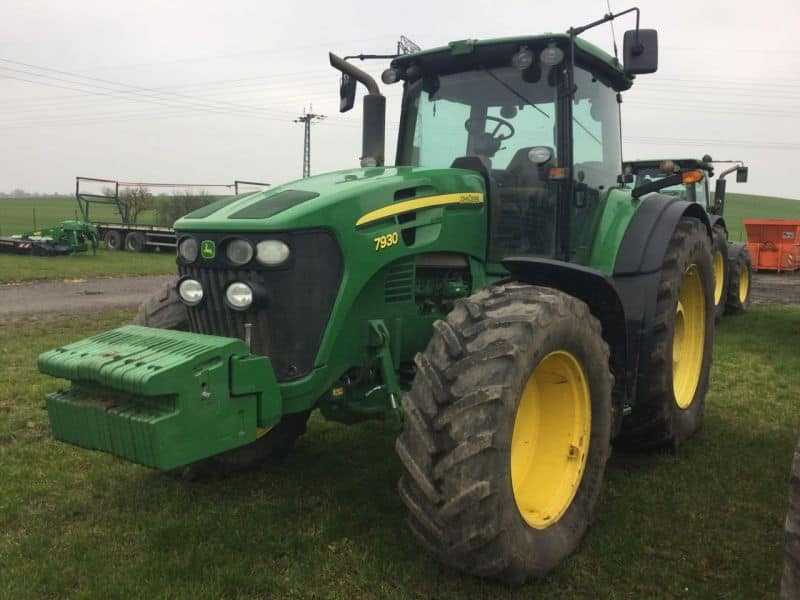 Трактор John Deere 7930.