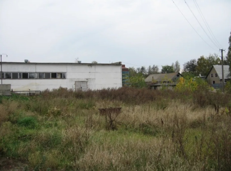 Промышленный участок земли в г.Мена с помещениями под производство