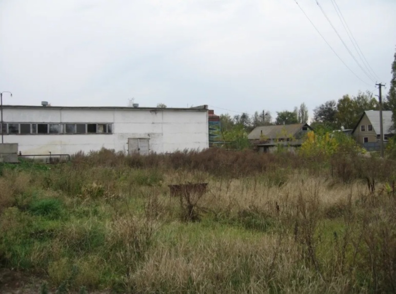 Промышленный участок земли в г.Мена с помещениями под производство