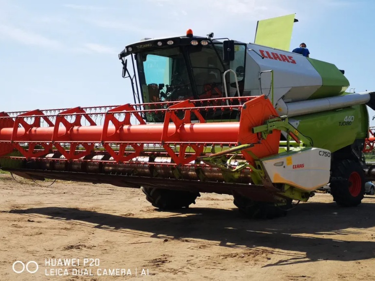 Услуги по уборке комбайнами Claas Tucano 440