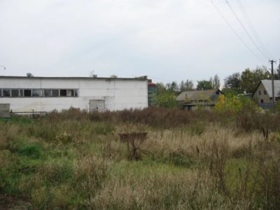 Промышленный участок земли в г.Мена с помещениями под производство.