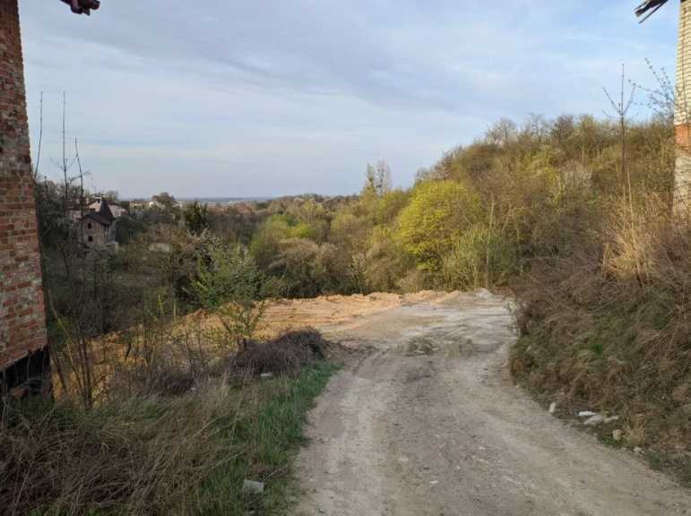 На підсипку бій віддам місце для вивозу землі