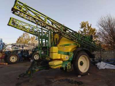 Оприскувач John Deere 832