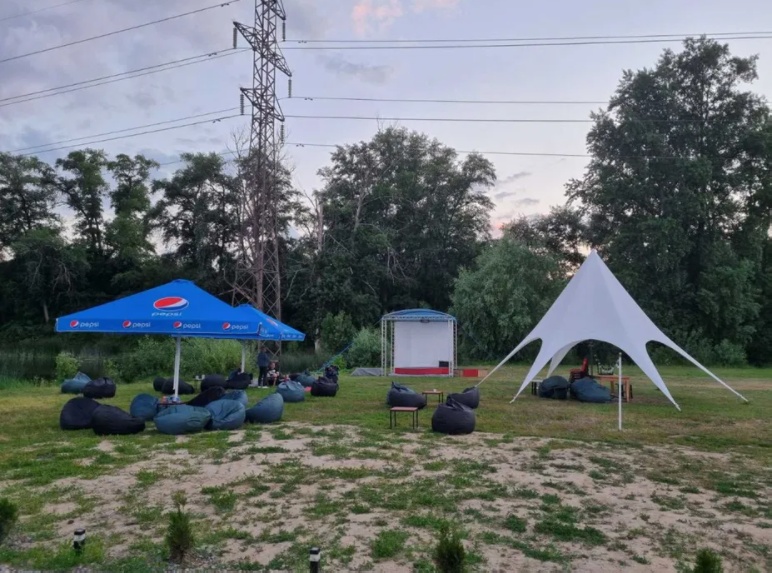 Оренда земельної ділянки біля озера в центрі міста понад трасою